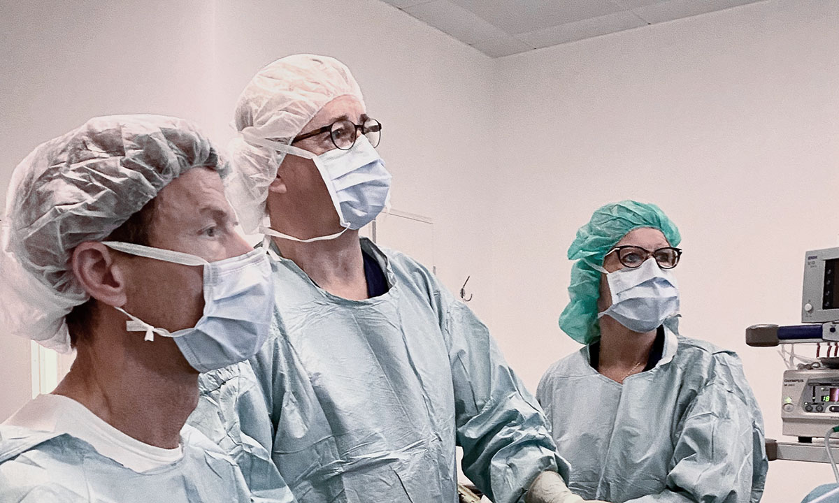 Overvægtskirurg Claus Riber og Peter Funch-Jensen ved Aleris foretager en gastric sleeve operation.