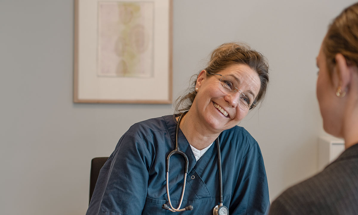 Plastikkirurg Dorte Lyhne i en konsultation med en patient.