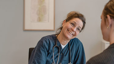 Plastikkirurg Dorte Lyhne i en konsultation med en patient.