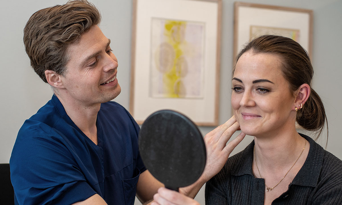 Plastikkirurg Niels Hammer i en konsultation med en patient.