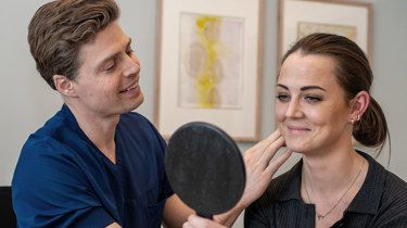 Plastikkirurg Niels Hammer i en konsultation med en patient.