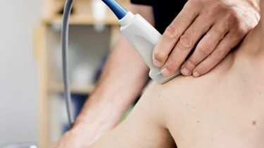 Radiolog foretager ultralydsscanning.