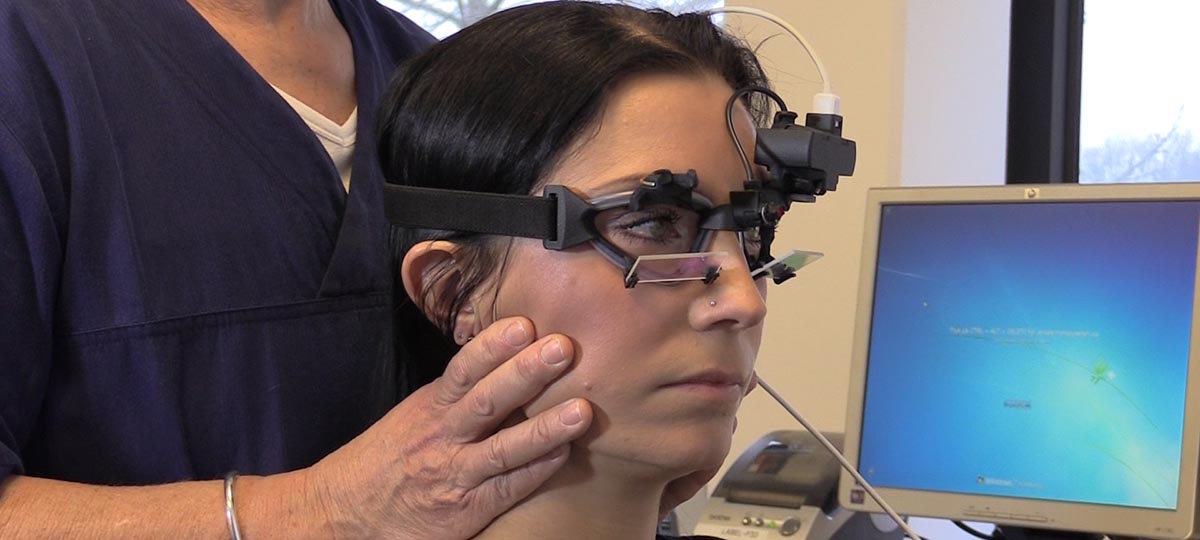 En kvinde får en VHIT undersøgelse for svimmelhed.