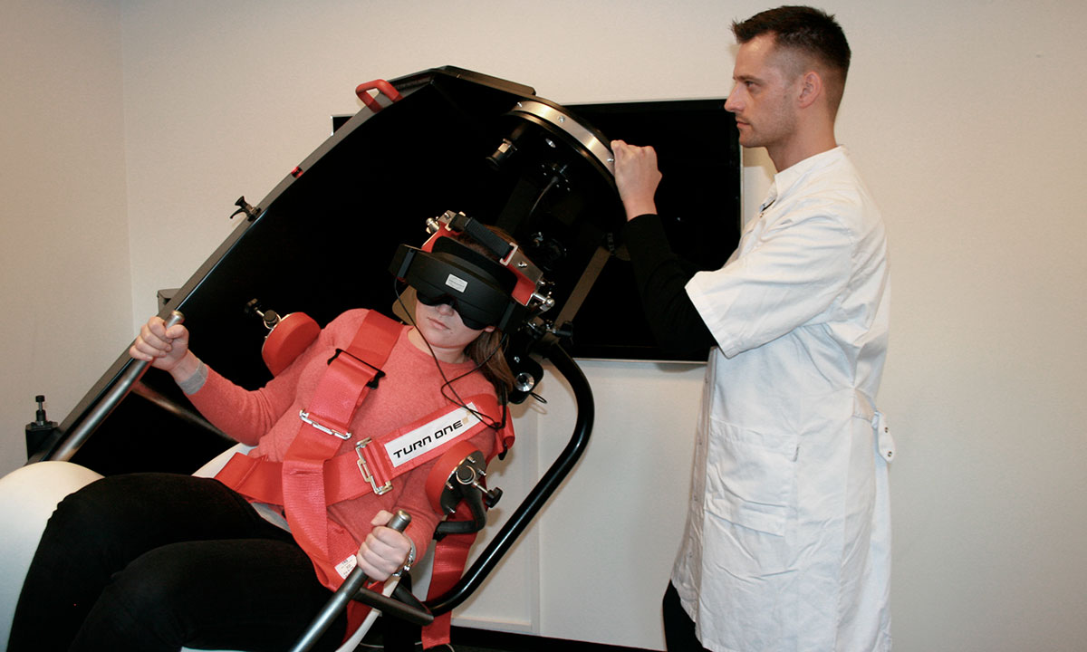 Speciallæge behandler løse øresten i TVR-svimmelhedsstol.