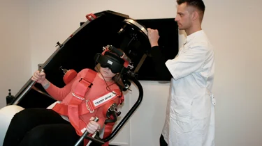 Speciallæge behandler løse øresten i TVR-svimmelhedsstol.