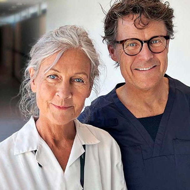 Mand og kvindelig læge står på et af Aleris Hospitaler.